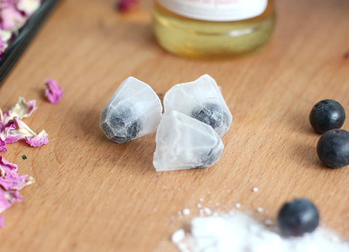 Rosé-Blueberry-Sparkler - homemade ice cubes