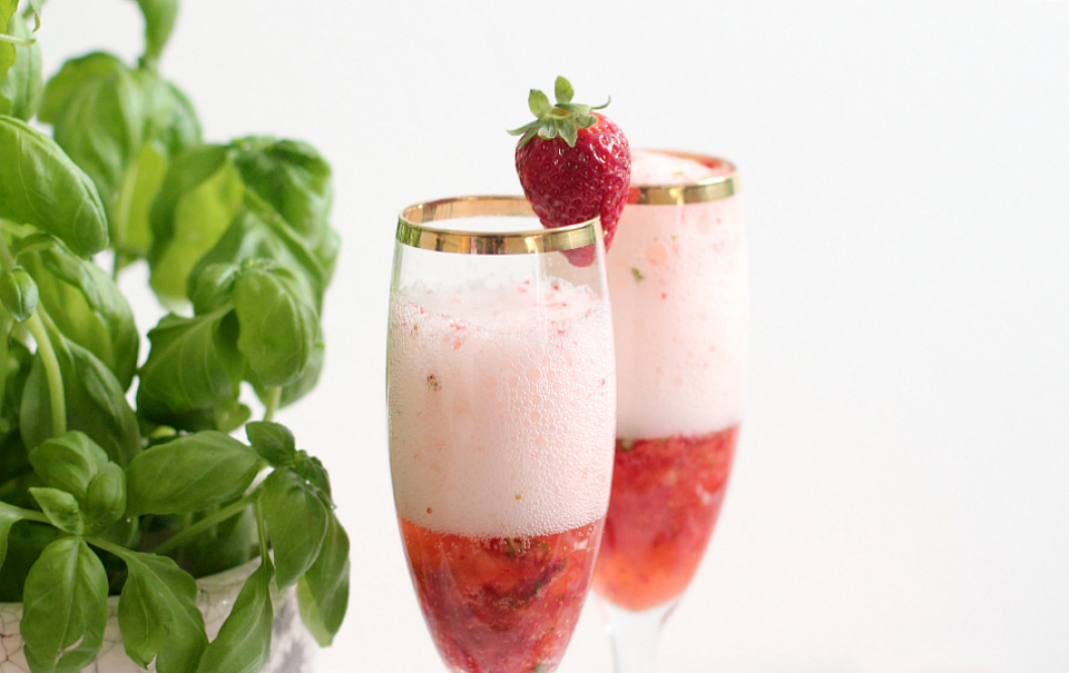 Bubbly Friday: Strawberry-Basil-Bellinis