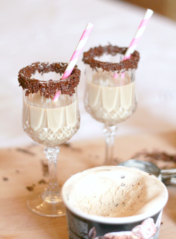 Gingerbread Ice Cream Shots | The Daily Dose
