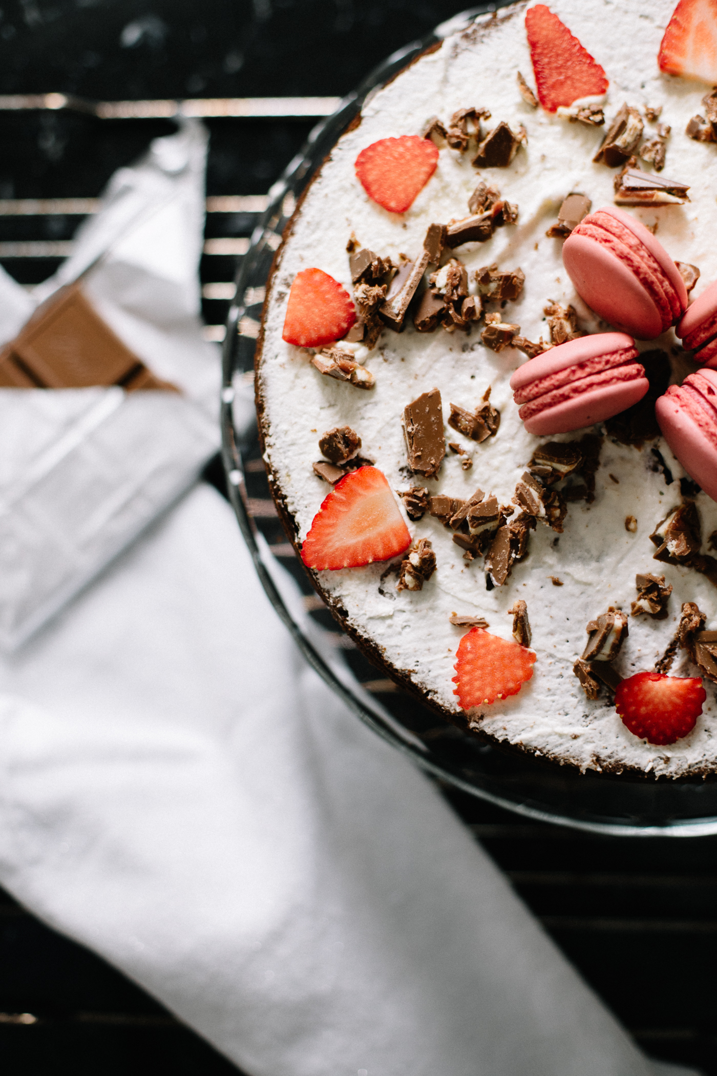 Lindt Creation Macaron - Schokoladenkuchen mit Erdbeeren Rezept | Love Daily Dose