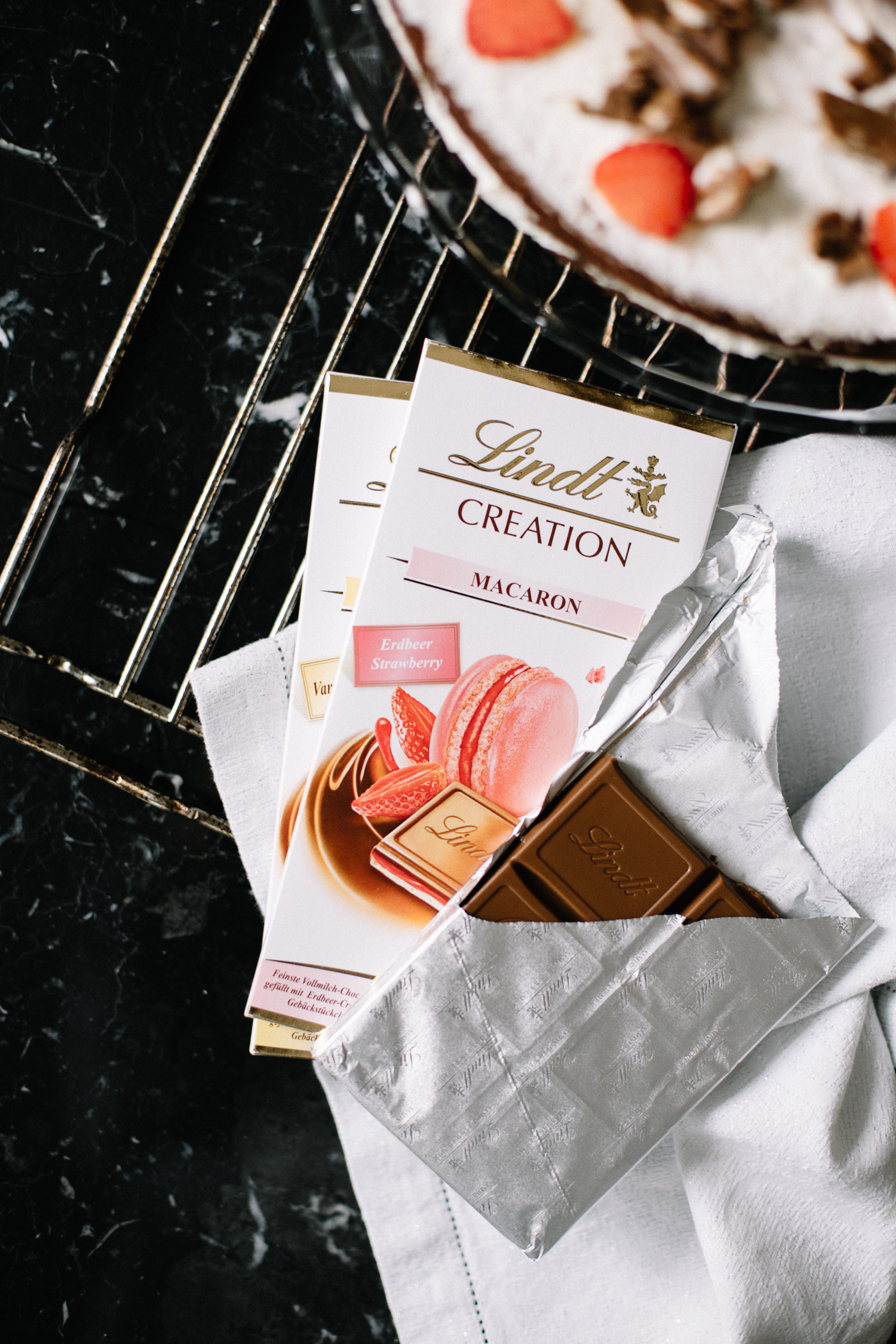 Lindt Creation Macaron - Schokoladenkuchen mit Erdbeeren Rezept | Love Daily Dose